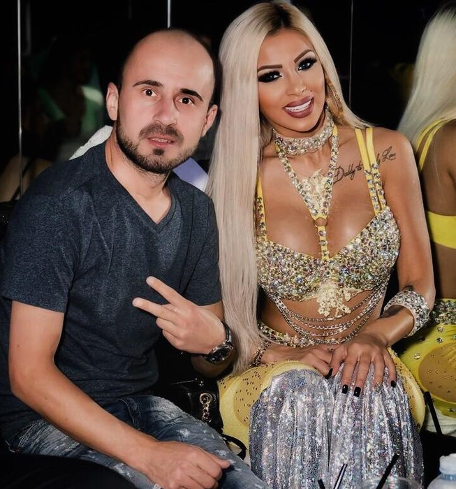 Dansatoarea preferată a maneliștilor, fără sutien şi fără chiloţei la o petrecere cu ștaif! A lăsat să se vadă mai mult decât trebuia