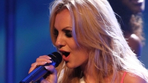 Spatele gol, decolteul plin - rezultatul e divin! "Domnisoara de onoare" Alexandra Stan, in cea mai ravasitoare rochie!