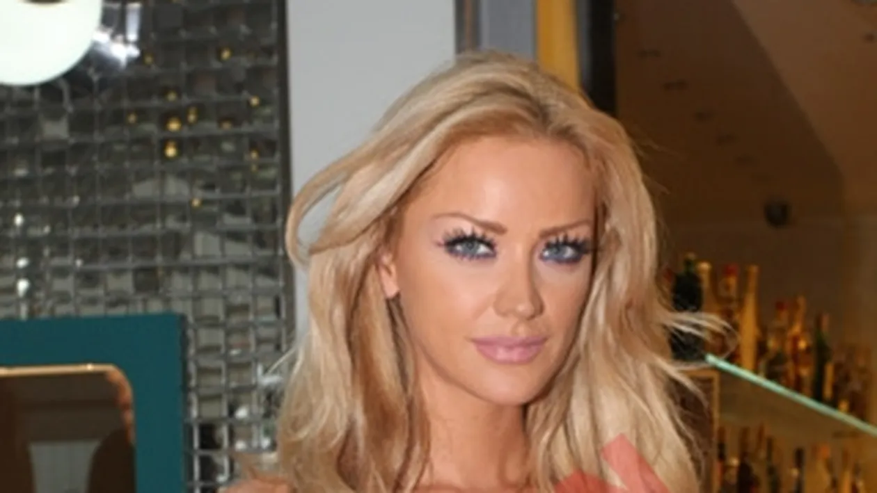 VIDEO Bianca Dragusanu a sarutat o stripteusa in emisiunea Un show pacatos