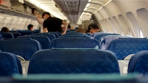 Avion nevoit să aterizeze după ce un bărbat a mușcat o stewardesă. Ce susține acuzatul
