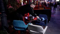 Cum a fost pedepsit un client de chelner la o terasă din Centrul Vechi: Dacă nu aveți mască, o să vă...