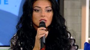 ELENA ex-MANDINGA, apariţie spectaculoasă în direct. Cât de mult a slăbit frumoasa brunetă când a fost în vacanţă!