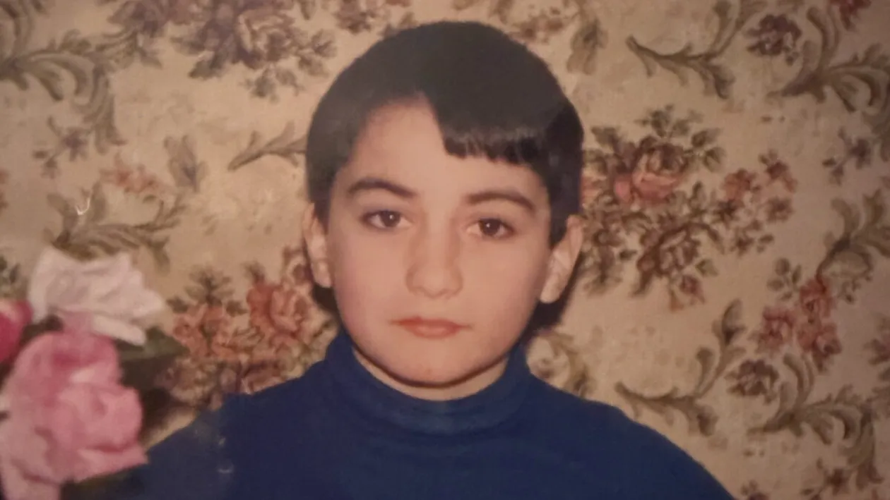 Recunoști cine este vedeta controversată din imagine? Este un milionar al României: „Tot de nota 10 am rămas”