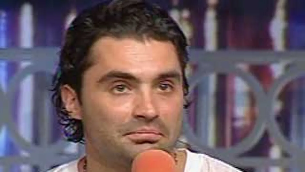 Pepe s-a distrat de minune aseara la o petrecere! A mers fara Raluca si a baut cu prietenii pana la sase dimineata! Gigel Frone si Adrian Minune i-au cantat toata noaptea!