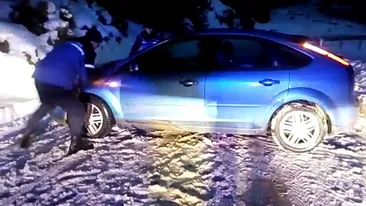 Turişti blocaţi cu maşina în zăpadă, tractaţi de jandarmii montani. Aveau un bebeluş cu ei!