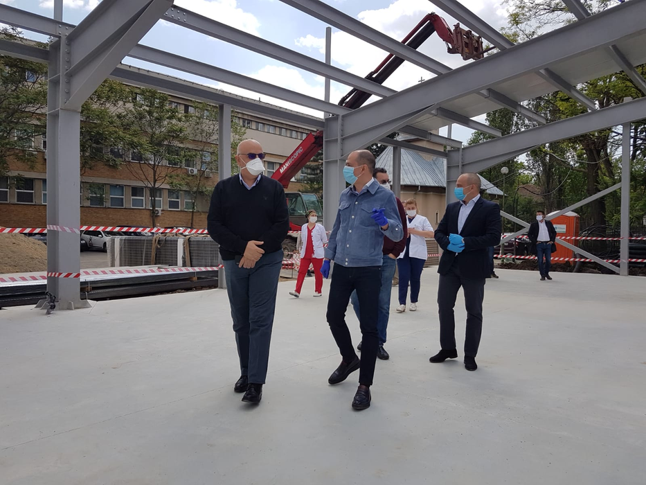 Primarul Sectorului 4, Daniel Băluță, și secretarul de stat Raed Arafat, pe șantierul celei mai moderne Unități de Primiri Urgențe din România, construită în curtea Spitalului ”Bagdasar-Arseni” din București