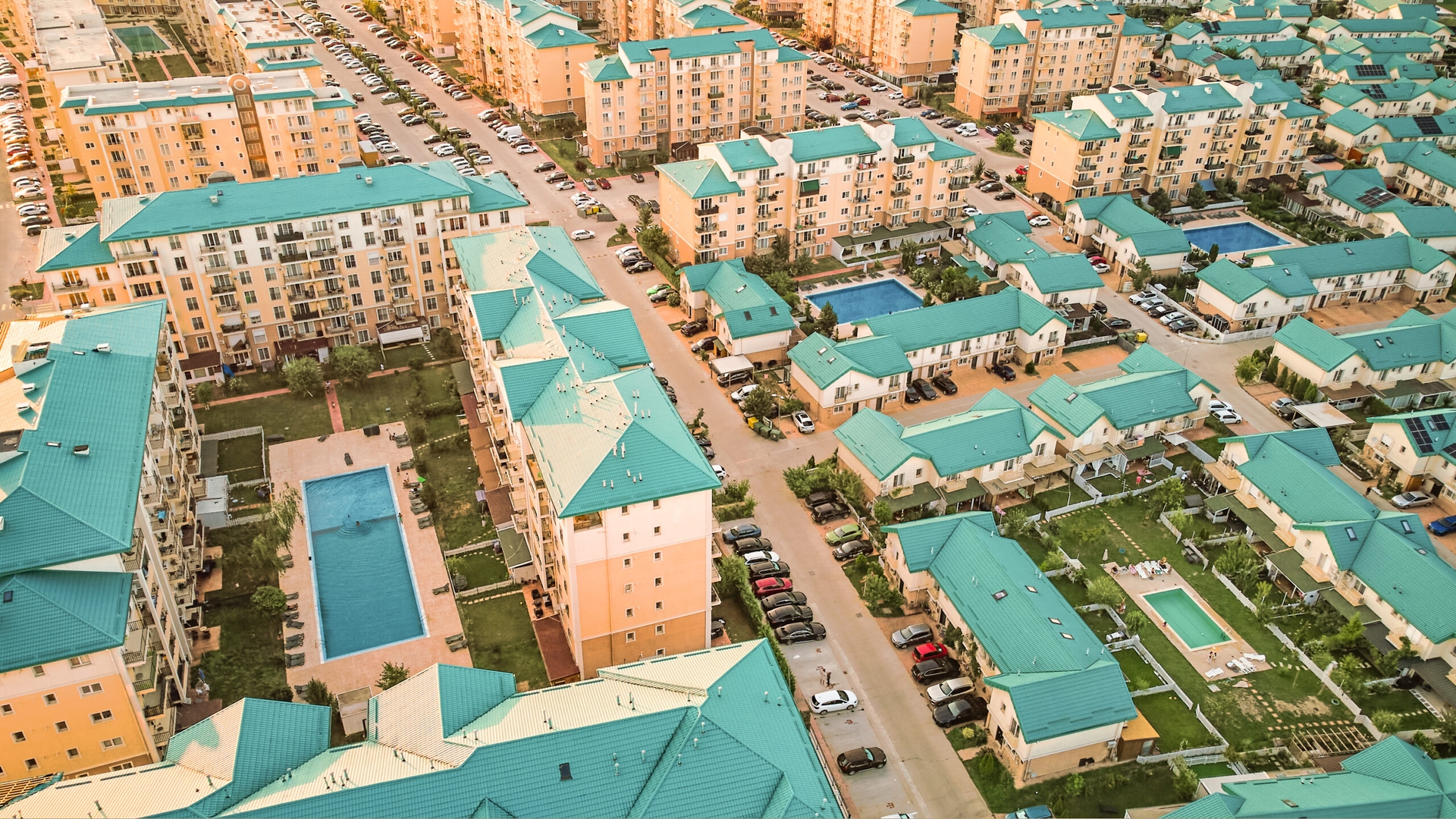 Cum se trăiește vara în Cosmopolis, cartierul cu cele mai multe piscine din România