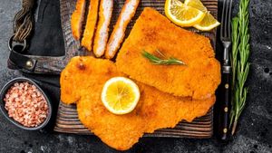 Ce trebuie să pui în făină ca șnițelul să iasă suculent și crocant. Ingredientul care îl schimbă radical