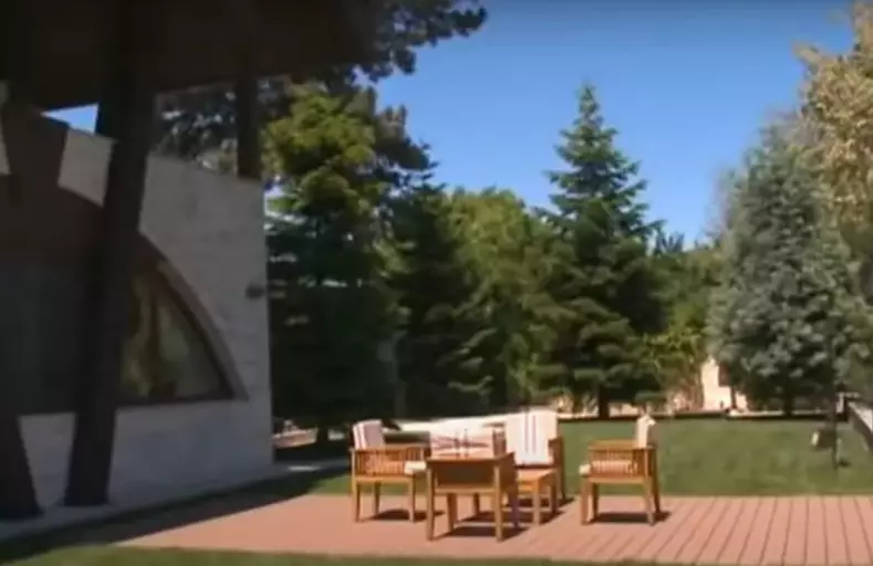 Cum arată casa Adinei Alberts. Locuința are o grădină impresionantă cu fântână arteziană