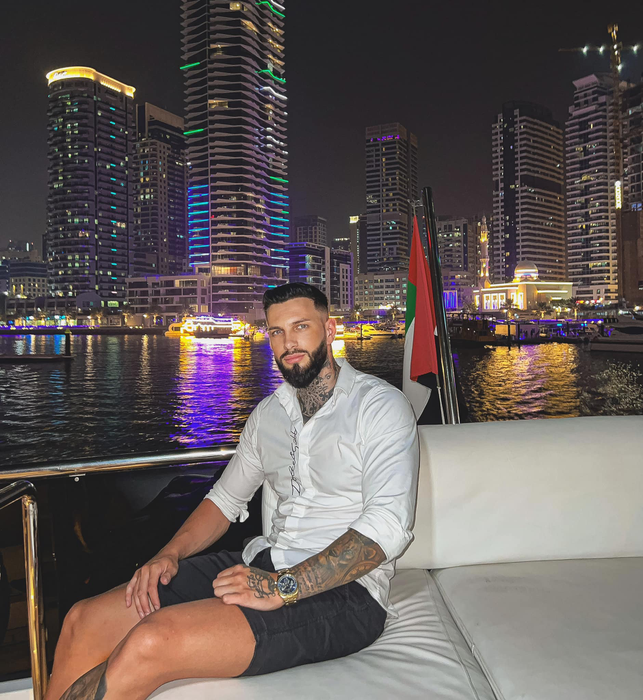 Bătea tarabana pe stradă, iar acum duce un trai de 5 stele în Dubai! Povestea fabuloasă a lui Rafaelo, partenerul de scenă al Vulpiței: ”Am făcut într-o săptămână 14.000 de euro”