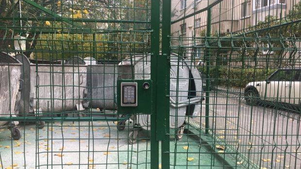 Incredibil! Ghene de gunoi cu cifru şi camere de supraveghere în Craiova