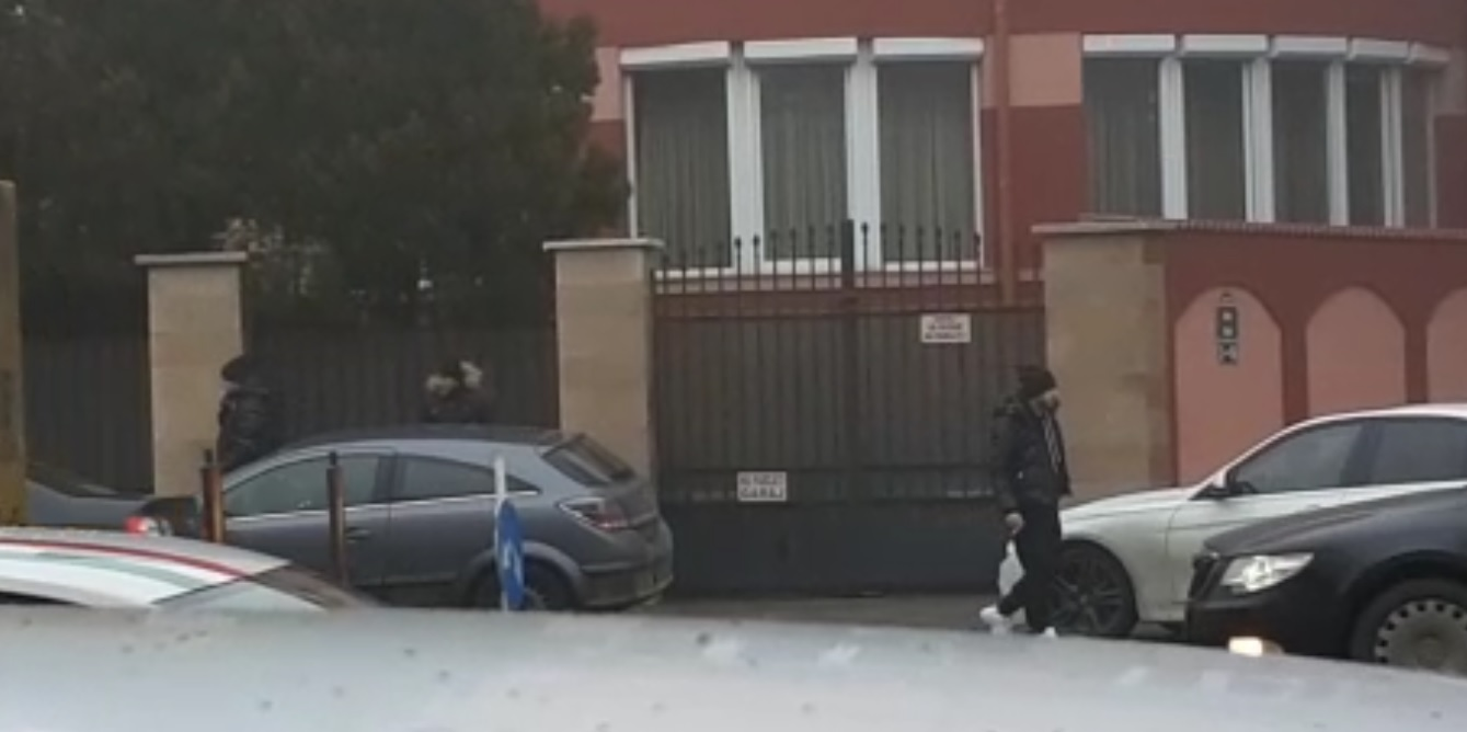 Fiii lui Vasile Turcu l-au apostrofat serios pe bărbatul care a parcat în apropierea casei lor