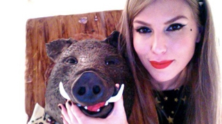 Corina a primit un cadou mai diferit de ziua ei: un cap de porc mistret!