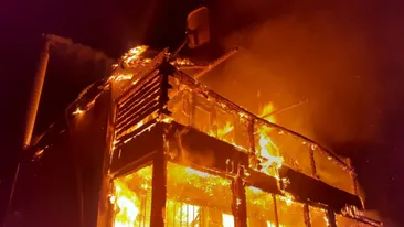 Incendiu puternic la o cabană din Cluj! O femeie a ars de vie. Operațiunile de stingere au durat mai bine de trei ore