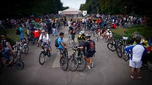 ALTERCAŢIE la PROTESTUL BICICLIŞTILOR, după ce un şofer a intrat cu maşina între manifestanţi