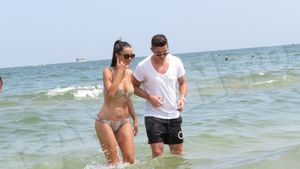 Fundaşul ”tricolor” a păzit-o îmbrăcat în mare. Primele poze cu ”bomba-sexy” a naţionalei în costum de baie!