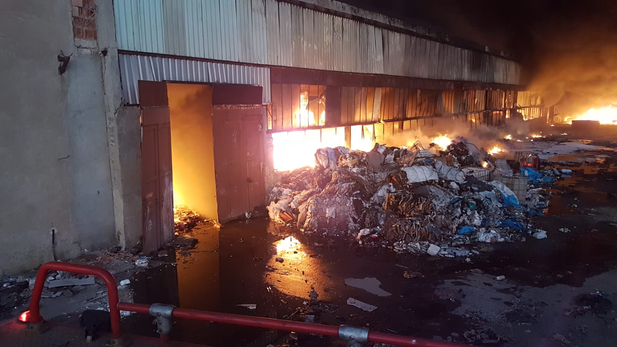 Alertă în Ploiești după ce un incendiu a izbucnit la un depozit de mase plastice