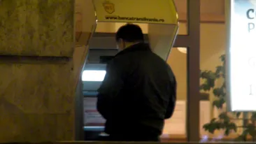 Banii jos si fruntea sus, si-am ajuns unde am ajuns! Vali Vijelie s-a trezit cu cardul gol! Vezi cum a plecat de la bancomat!