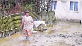 Inundati de noroi, petrol si saramura