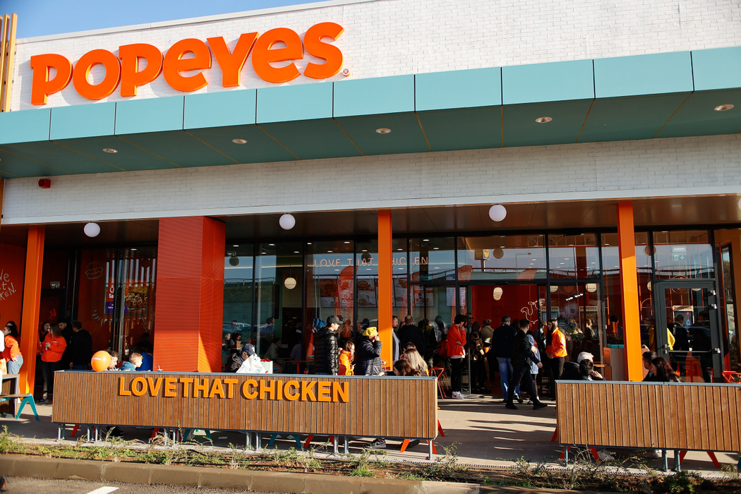 Popeyes România deschide primul restaurant de tip Drive-Thru din țară