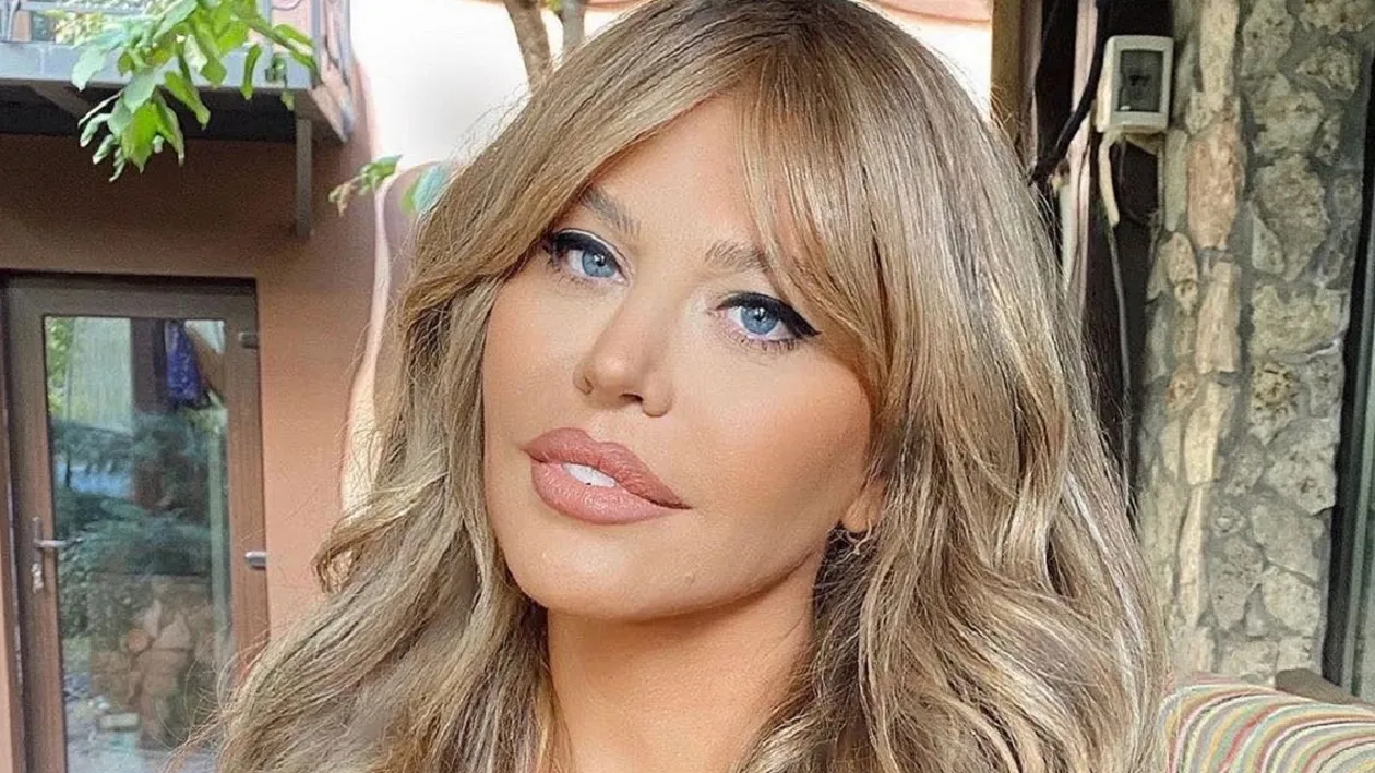 Cum a ieșit Loredana Groza să se plimbe cu trotineta. Ce ținută excentrică a purtat artista, în parc