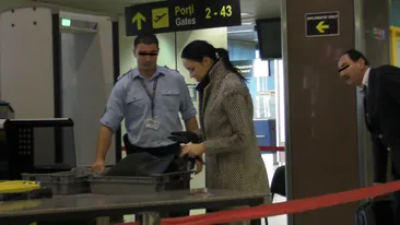 Aseara a plans in public, azi a parasit Romania. Andreea Marin a zburat in Turcia!