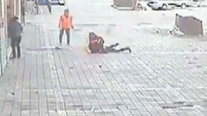 Incredibil dar adevarat! I-a dat foc sotiei in plina strada!
