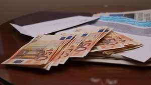 Ce rată plătești la un credit de 5.000 de euro pe 5 ani. Cât plătești în total