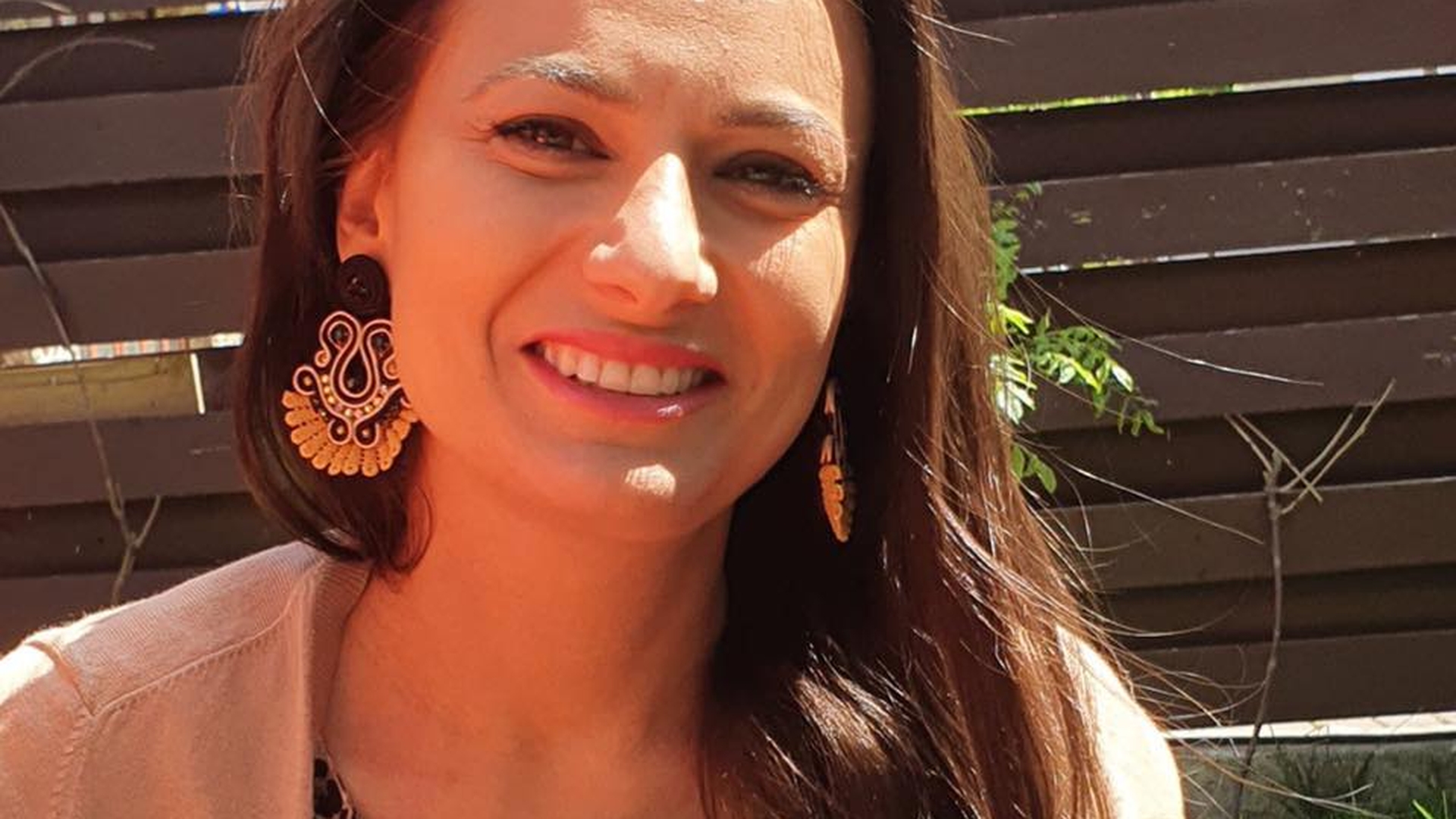 Teodora Ghenciu a pus un mesaj pentru colindători, pe ușa apartamentului. Când l-au citit, au făcut stânga-mprejur!