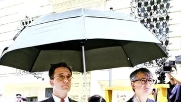 Aparare mai putin ortodoxa impotriva razelor ucigatoare! Patapievici, un intelectual protejat de umbrela Domnului