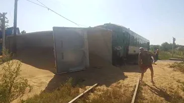 Botoşani: Un tren în care se aflau aproximativ 30 de persoane a deraiat, după ce a lovit un camion. Mecanicul trenului a fost rănit uşor