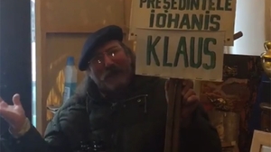 Viralul zilei! Ce pancartă a afişat un bărbat în vârstă legat de protestele din Piaţa Victoriei şi de la Cotroceni