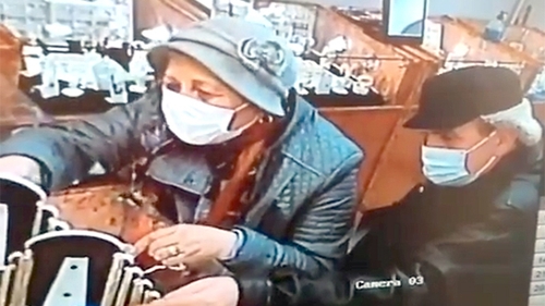 Doi bătrâni îndrăgostiți de bijuteriile din aur, căutați de poliție pentru furt