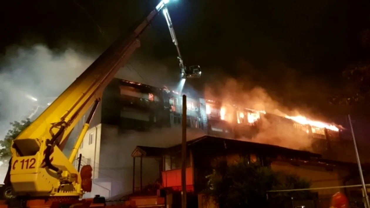 Incendiul uriaș din Capitală a lăsat 54 de familii în stradă! Primele imagini din blocul care a ars