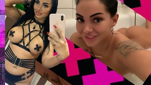 „Prințesa manelelor” și-a făcut debutul în industria pentru adulți.  Atenție, imagini +18