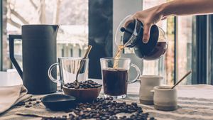 Motivul uimitor pentru care trebuie să amesteci trei linguri de cafea cu un strop de lapte și câteva picături de lămâie