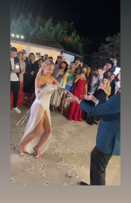Emily Burghelea, ţinută bizară la nuntă. Cum a apărut blondina în toiul petrecerii