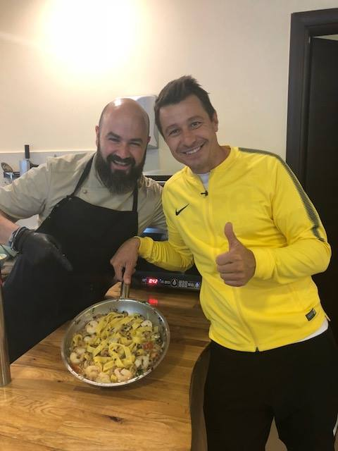 Un stelist a devenit tătic! Soţia lui a născut o fetiţă, iar el s-a grăbit să facă anunţul: ”Moş Crăciun n-a venit cu renii, ci cu barza!” Cum o cheamă pe micuţă