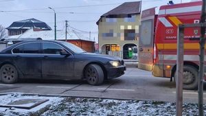 Ambulanță care urma să preia o persoană în comă, blocată de un șofer în Arad