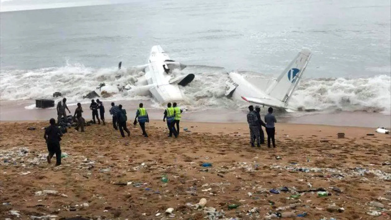 Avion prăbuşit în mare după decolare! Cel puţin 4 persoane au murit
