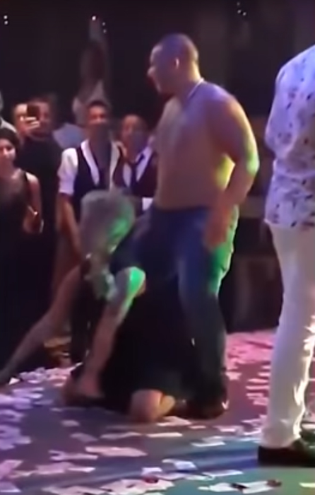 Profesoara care a dansat erotic la Balul Bobocilor şi-a dat demisia! Imaginile fierbinţi au devenit virale