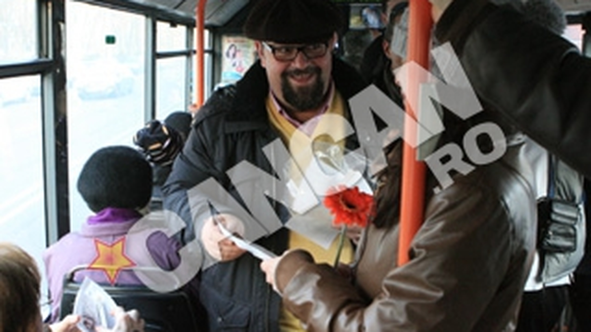 Piedone a impartit martisoare si zambile! S-a dus in piete si intersectii si le-a felicitat pe toate trecatoarele