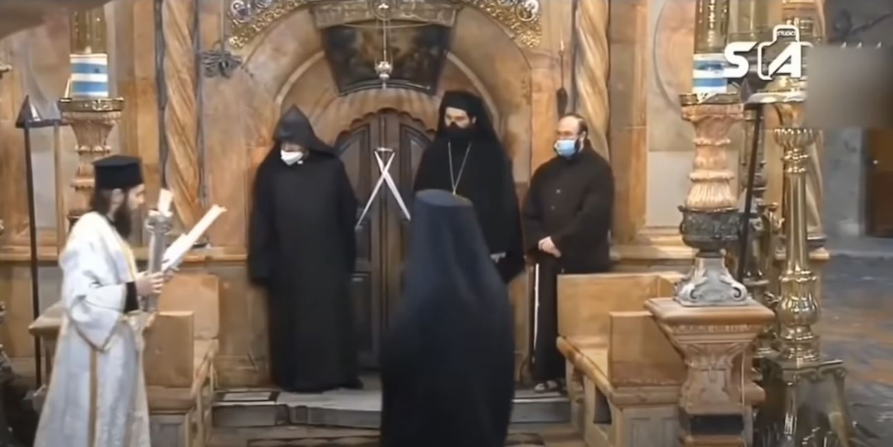 Lumina Sfântă s-a aprins la Biserica Sfântului Mormânt, iar la câteva ore distanță, a ajuns și în România | VIDEO