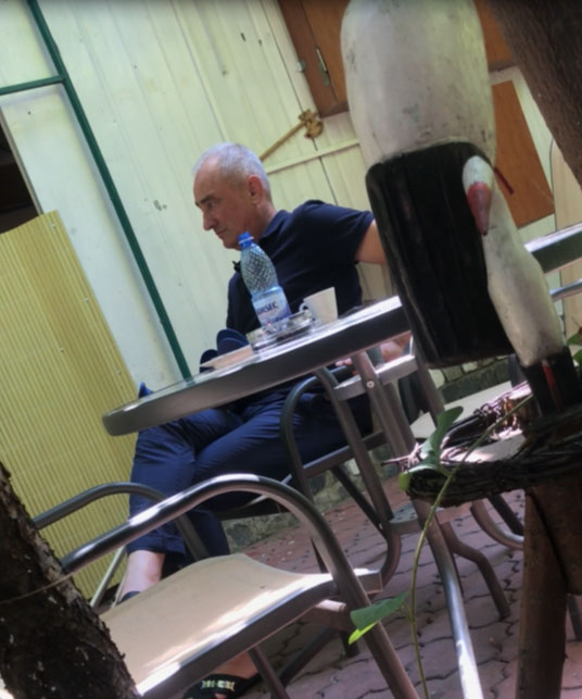 Dumitru Bucșaru are nevoie de cârje pentru a se deplasa
