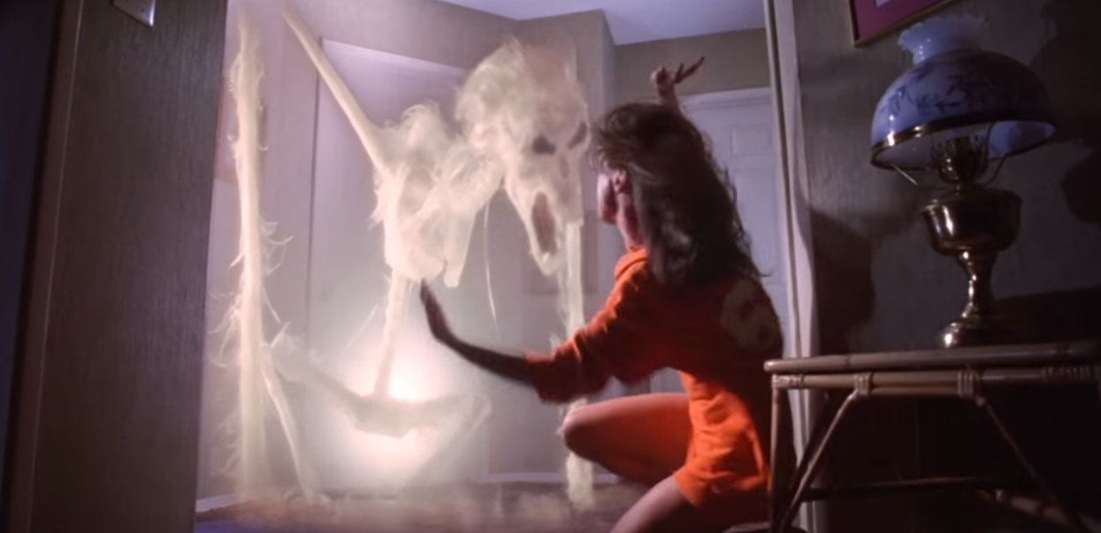 Scenă din filmul Poltergeist. Potrivit scenariului, cartierul în care locuiau protagoniștii fusese construit pe locul unui cimitir