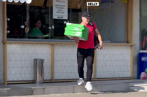 Selly a făcut pe curierul