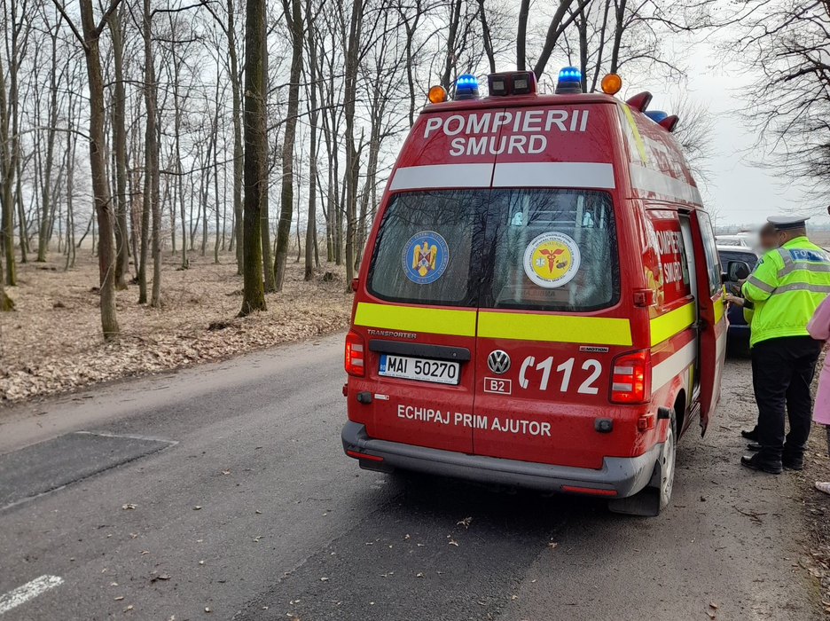 Cascador fără voie. S-a răsturnat cu mașina într-un canal. FOTO