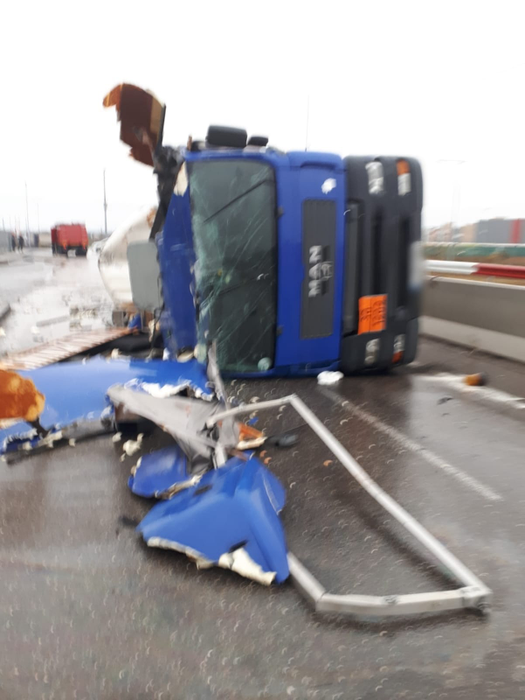 Șoferul unei cisterne pline cu motorină s-a răsturnat în Prahova și a distrus 2 TIR-uri parcate