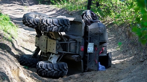 Un bărbat din Vaslui s-a răsturnat cu ATV-ul și se zbate între viață și moarte