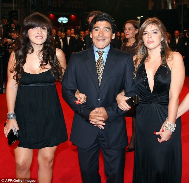 Uluitor! Maradona cere arestarea propriei sale fiice!